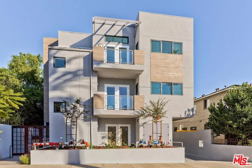 Los Angeles, California 90028, United States, 3 Bedrooms Bedrooms, ,3 BathroomsBathrooms,Residential,Pending,62713