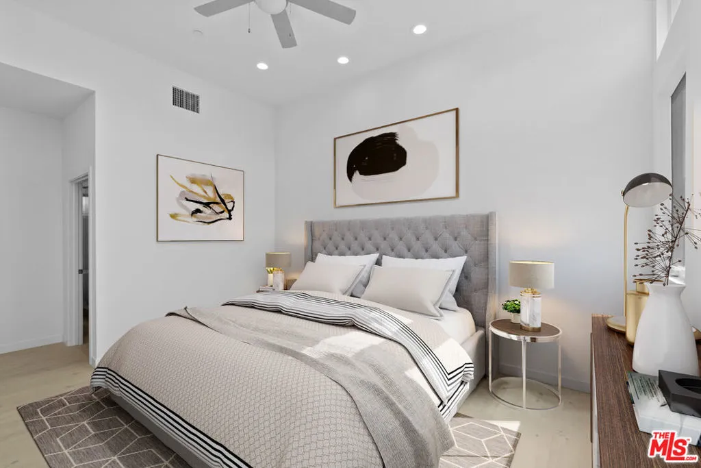 Los Angeles, California 90028, United States, 3 Bedrooms Bedrooms, ,3 BathroomsBathrooms,Residential,Pending,62713