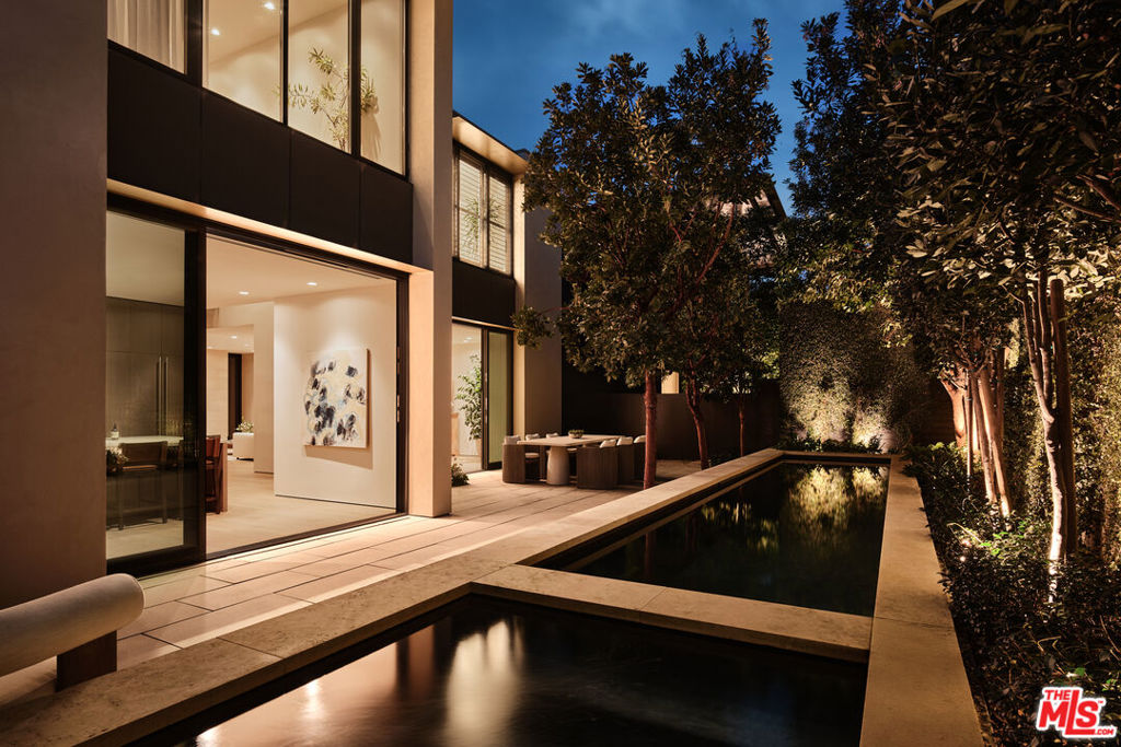 8880 Rosewood Avenue