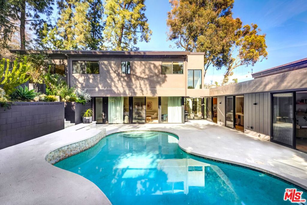 Properties 4 1933 Redcliff Street