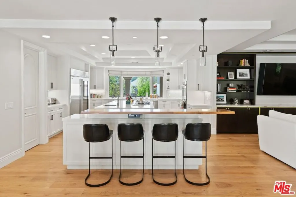 Calabasas, California 91302, United States, 6 Bedrooms Bedrooms, ,9 BathroomsBathrooms,Residential,Active,177047