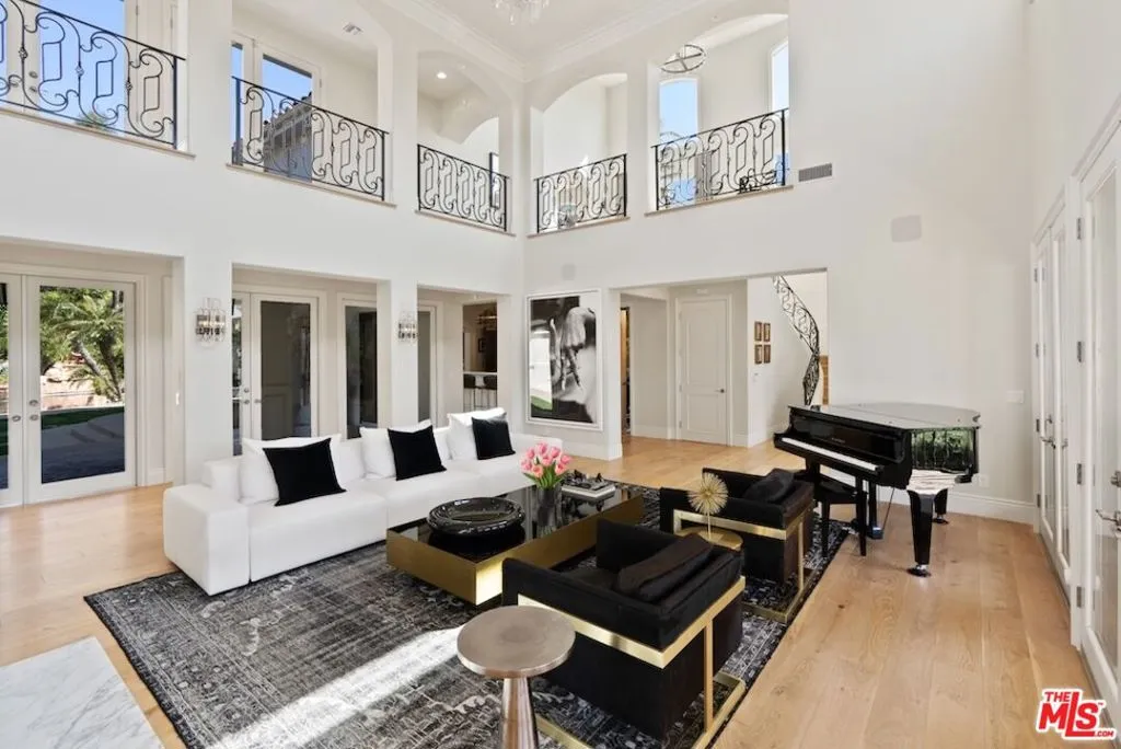 Calabasas, California 91302, United States, 6 Bedrooms Bedrooms, ,9 BathroomsBathrooms,Residential,Active,177047