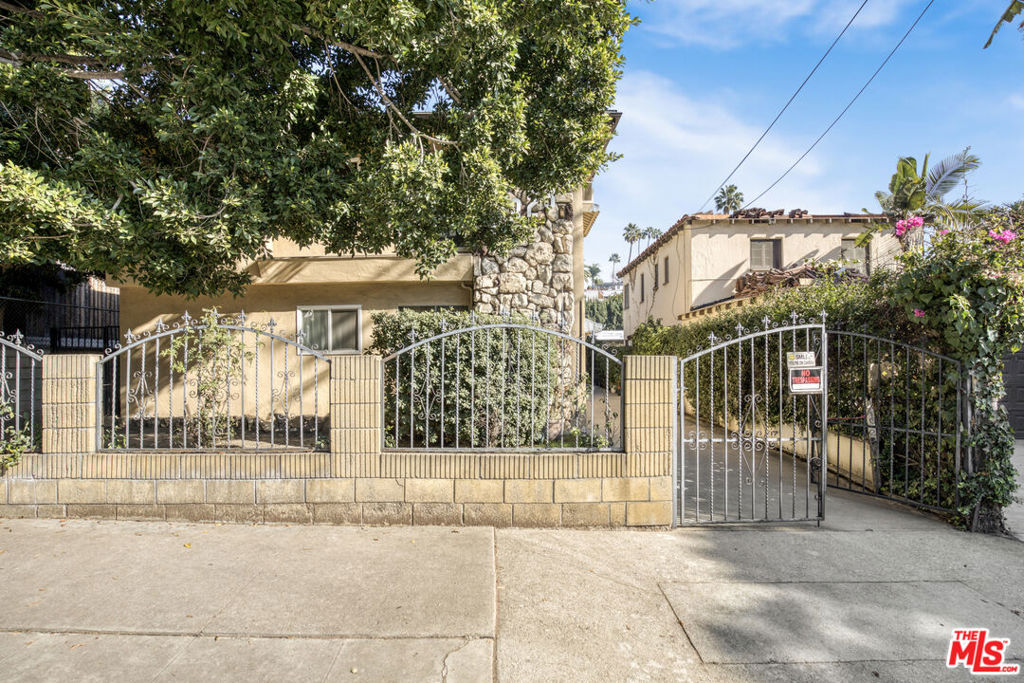 2328 N Beachwood Drive