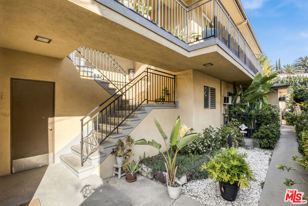 2328 N Beachwood Drive