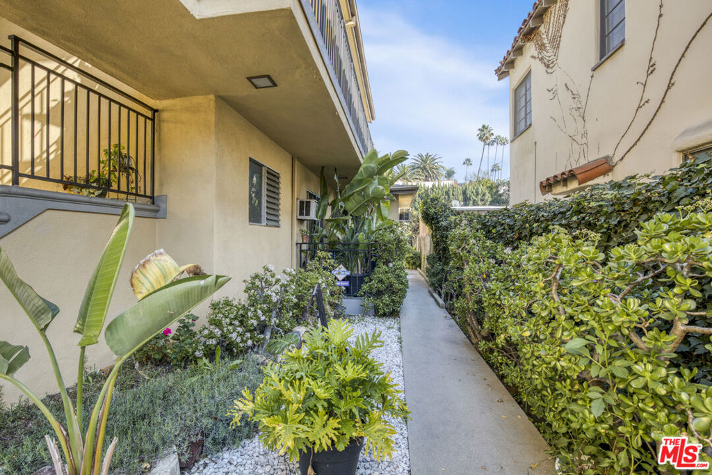 2328 N Beachwood Drive