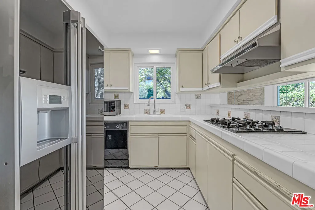 Los Angeles, California 90066, United States, 3 Bedrooms Bedrooms, ,2 BathroomsBathrooms,Residential,Pending,227294