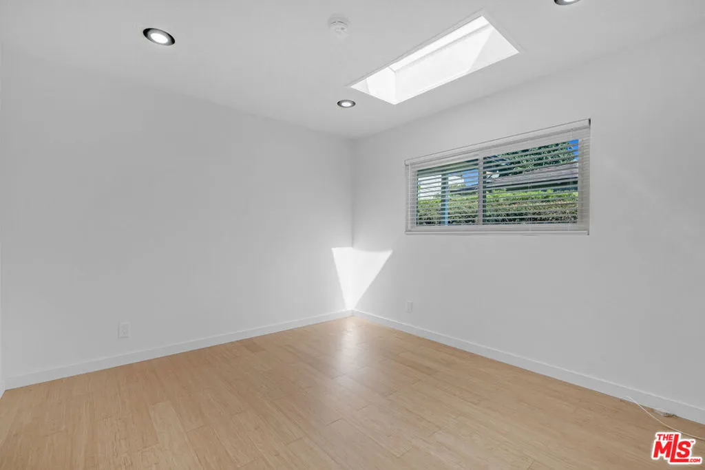 Los Angeles, California 90066, United States, 3 Bedrooms Bedrooms, ,2 BathroomsBathrooms,Residential,Pending,227294