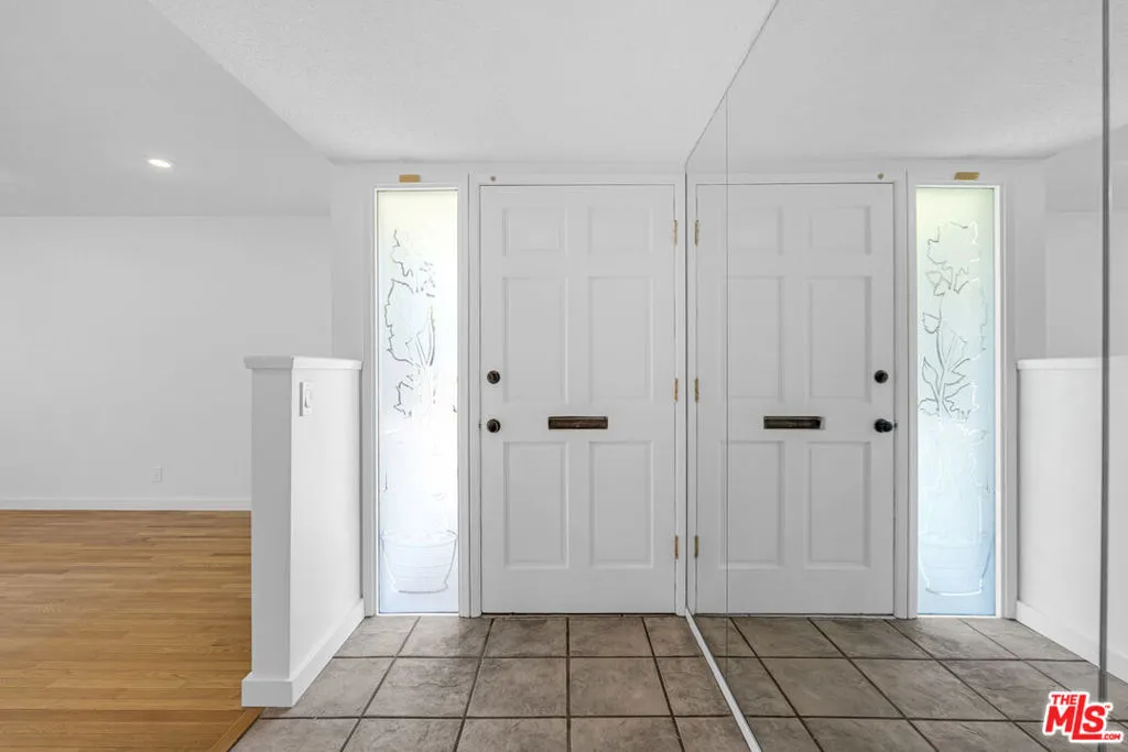 Los Angeles, California 90066, United States, 3 Bedrooms Bedrooms, ,2 BathroomsBathrooms,Residential,Pending,227294