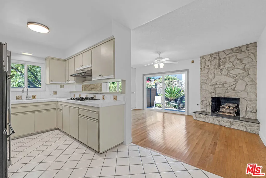 Los Angeles, California 90066, United States, 3 Bedrooms Bedrooms, ,2 BathroomsBathrooms,Residential,Pending,227294