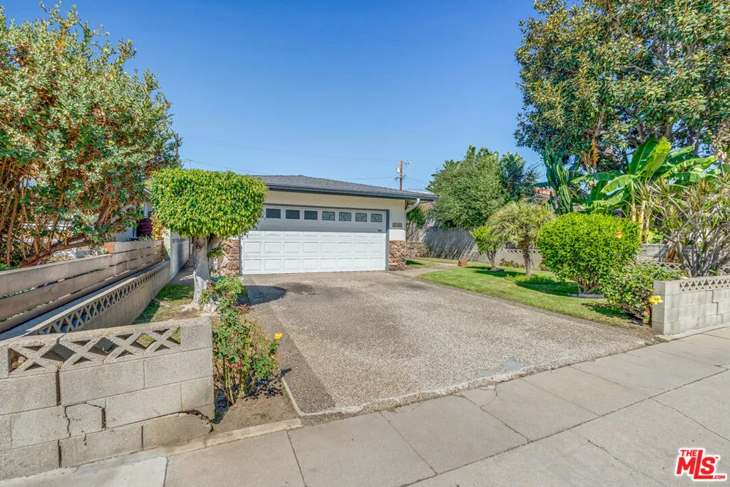 Los Angeles, California 90066, United States, 3 Bedrooms Bedrooms, ,2 BathroomsBathrooms,Residential,Pending,227294