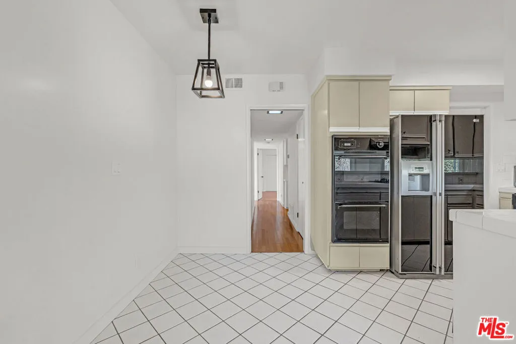 Los Angeles, California 90066, United States, 3 Bedrooms Bedrooms, ,2 BathroomsBathrooms,Residential,Pending,227294