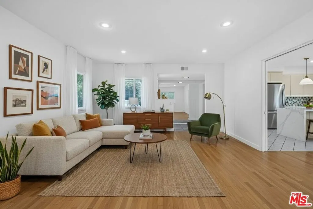 Los Angeles, California 90066, United States, 3 Bedrooms Bedrooms, ,2 BathroomsBathrooms,Residential,Pending,227294