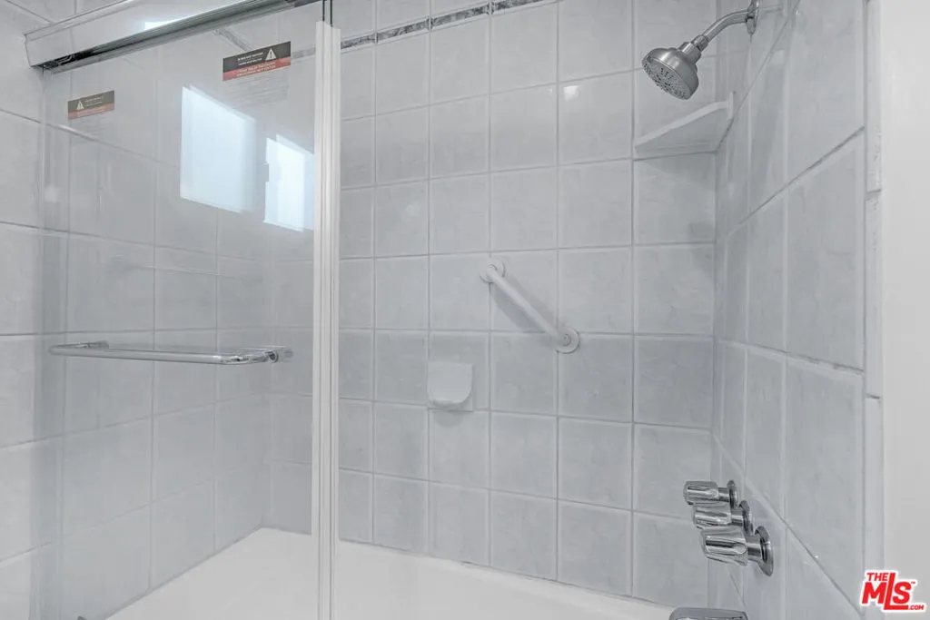 Los Angeles, California 90066, United States, 3 Bedrooms Bedrooms, ,2 BathroomsBathrooms,Residential,Pending,227294