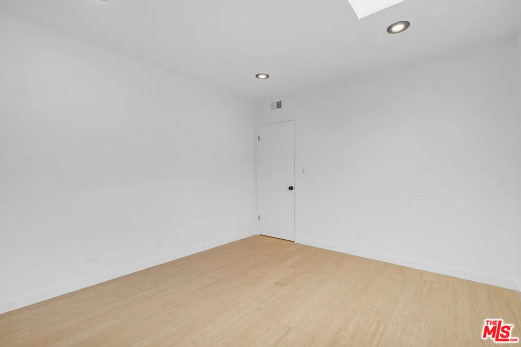 Los Angeles, California 90066, United States, 3 Bedrooms Bedrooms, ,2 BathroomsBathrooms,Residential,Pending,227294