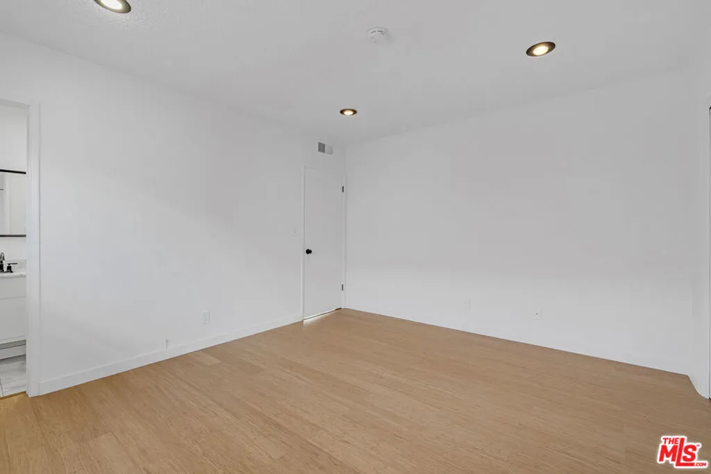 Los Angeles, California 90066, United States, 3 Bedrooms Bedrooms, ,2 BathroomsBathrooms,Residential,Pending,227294