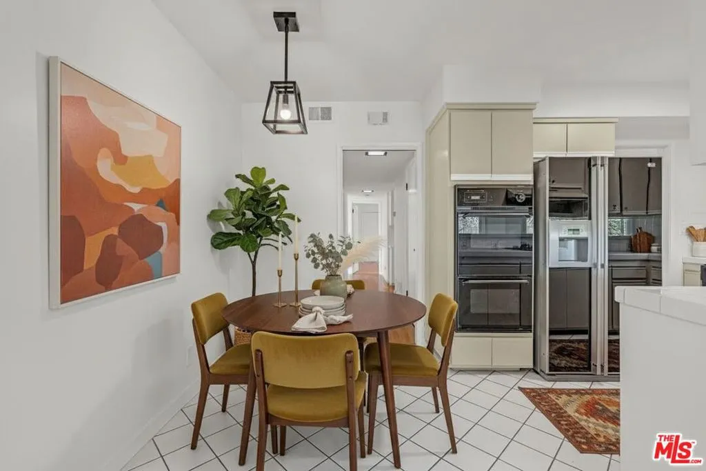 Los Angeles, California 90066, United States, 3 Bedrooms Bedrooms, ,2 BathroomsBathrooms,Residential,Pending,227294