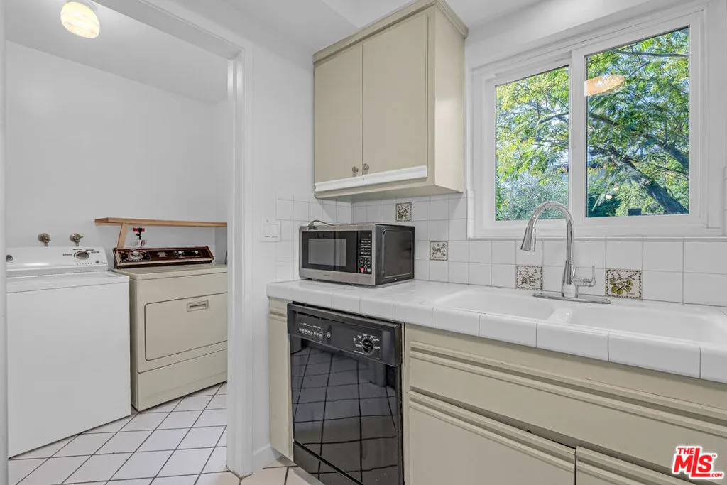 Los Angeles, California 90066, United States, 3 Bedrooms Bedrooms, ,2 BathroomsBathrooms,Residential,Pending,227294