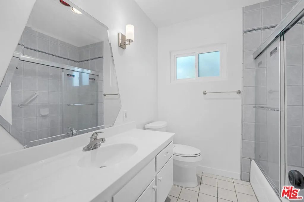 Los Angeles, California 90066, United States, 3 Bedrooms Bedrooms, ,2 BathroomsBathrooms,Residential,Pending,227294