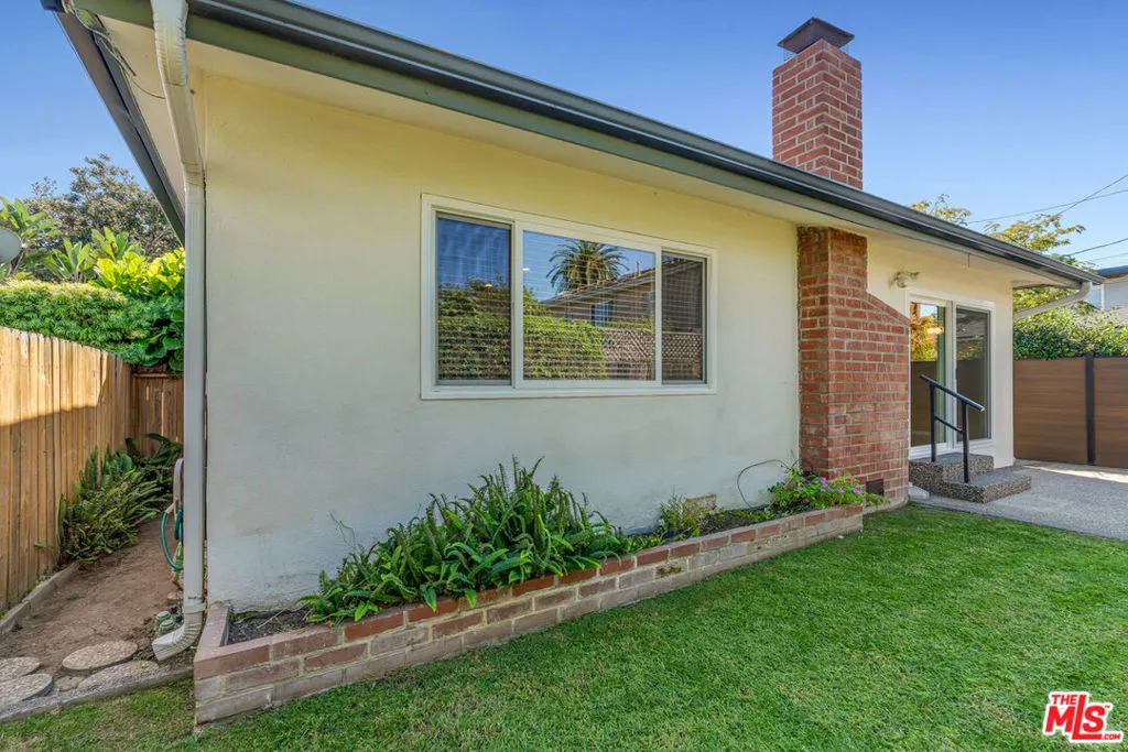 Los Angeles, California 90066, United States, 3 Bedrooms Bedrooms, ,2 BathroomsBathrooms,Residential,Pending,227294