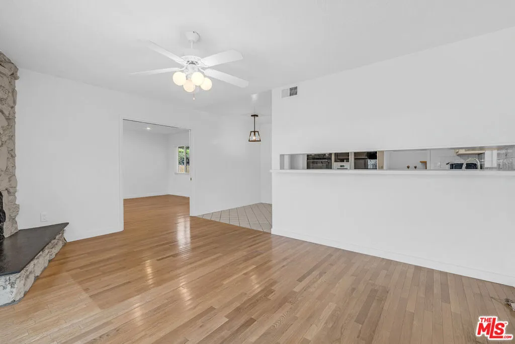 Los Angeles, California 90066, United States, 3 Bedrooms Bedrooms, ,2 BathroomsBathrooms,Residential,Pending,227294