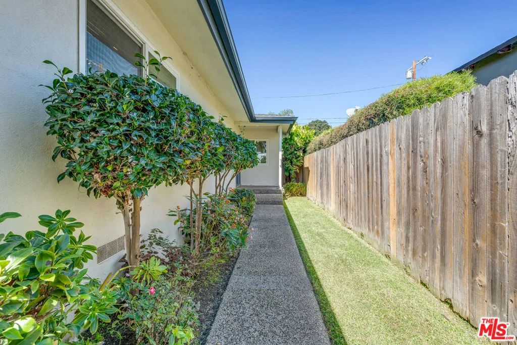 Los Angeles, California 90066, United States, 3 Bedrooms Bedrooms, ,2 BathroomsBathrooms,Residential,Pending,227294