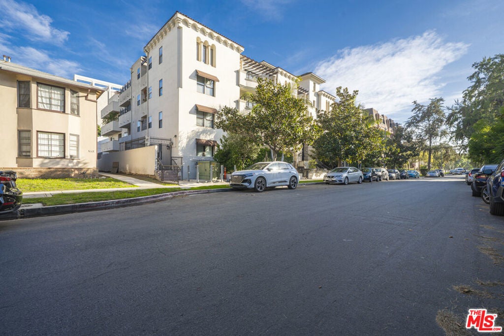 122 N Clark Drive 105