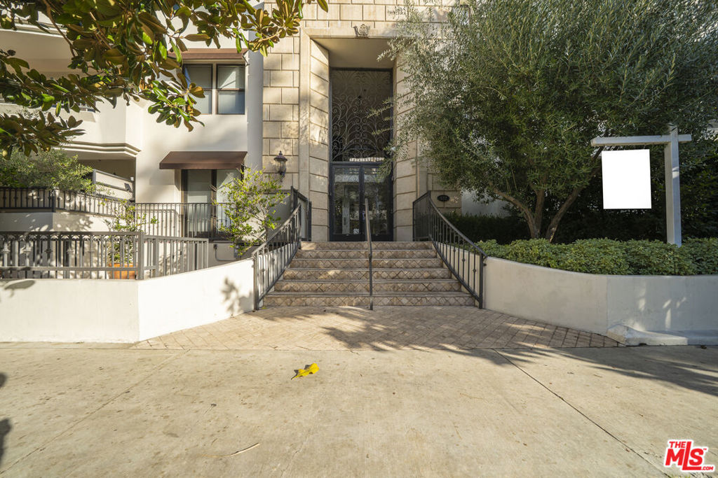 122 N Clark Drive 105