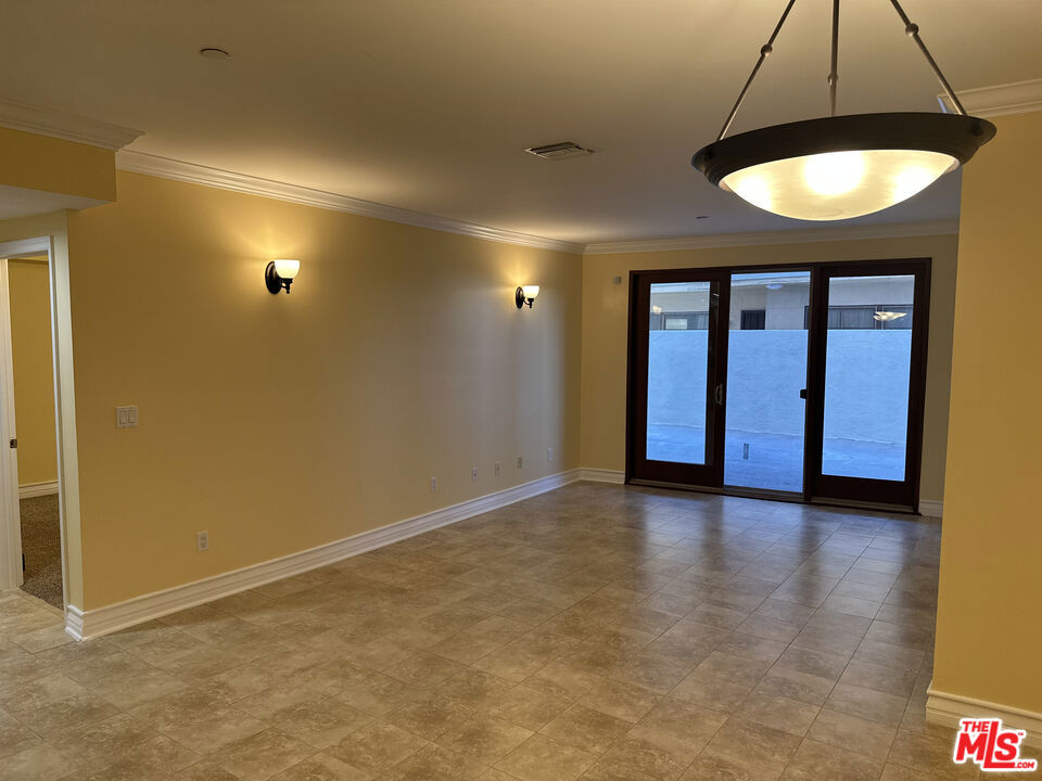 122 N Clark Drive 105