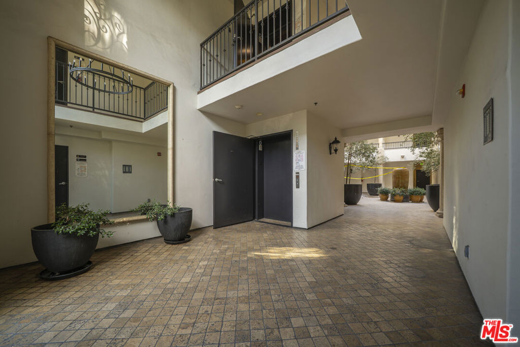 122 N Clark Drive 105