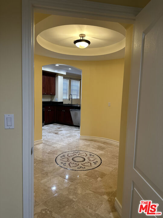 122 N Clark Drive 105