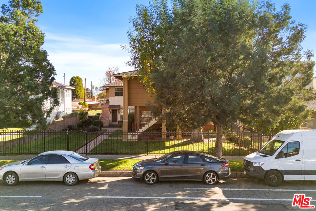 6504 Woodley Avenue