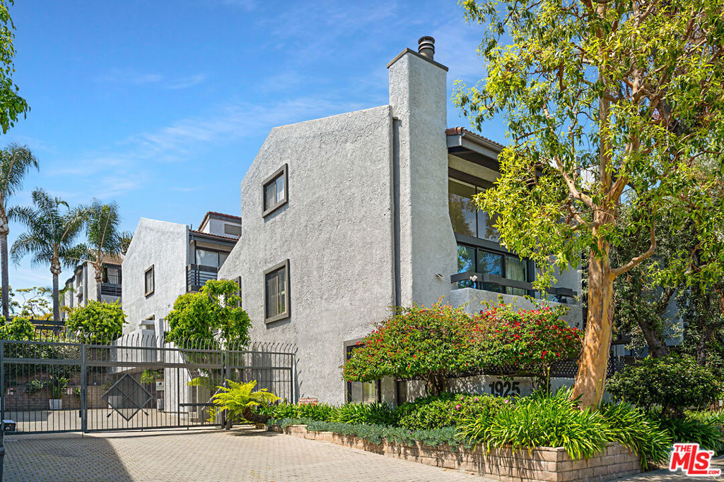 1925 S Beverly Glen Boulevard 40