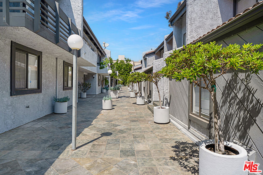 1925 S Beverly Glen Boulevard 40