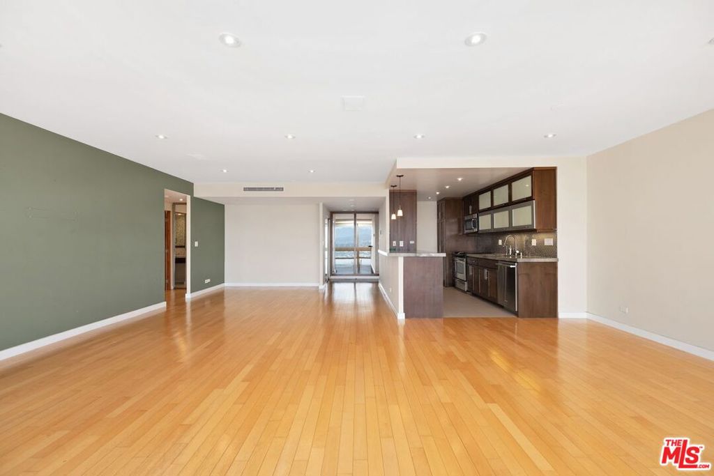 2220 Avenue Of The Stars 2203