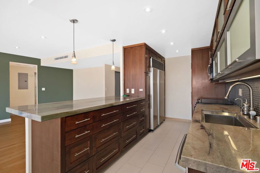 2220 Avenue Of The Stars 2203