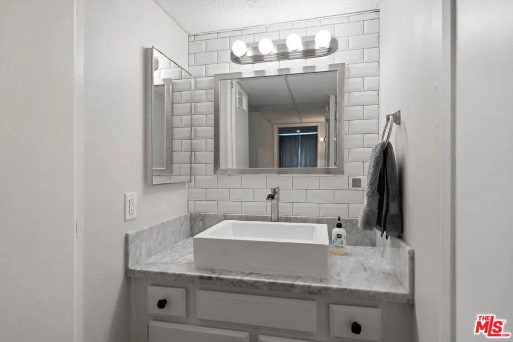 North Hollywood, California 91601, United States, 1 Bedroom Bedrooms, ,1 BathroomBathrooms,Residential,Active,223814