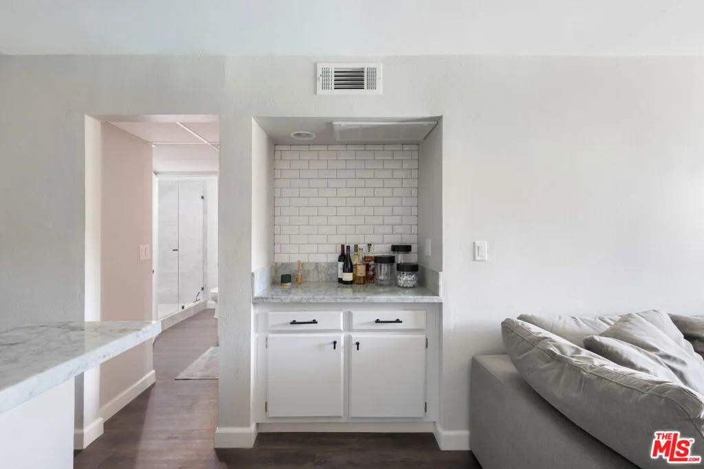 North Hollywood, California 91601, United States, 1 Bedroom Bedrooms, ,1 BathroomBathrooms,Residential,Active,223814