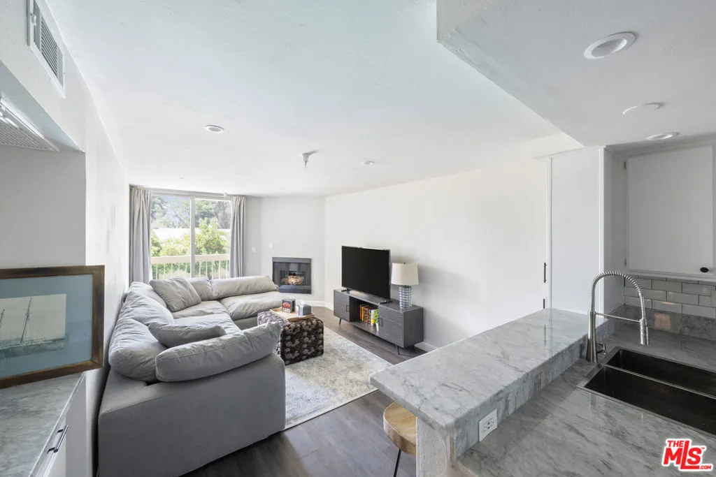 North Hollywood, California 91601, United States, 1 Bedroom Bedrooms, ,1 BathroomBathrooms,Residential,Active,223814