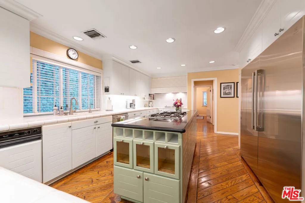 Encino, California 91436, United States, 4 Bedrooms Bedrooms, ,4 BathroomsBathrooms,Residential,Active,189003