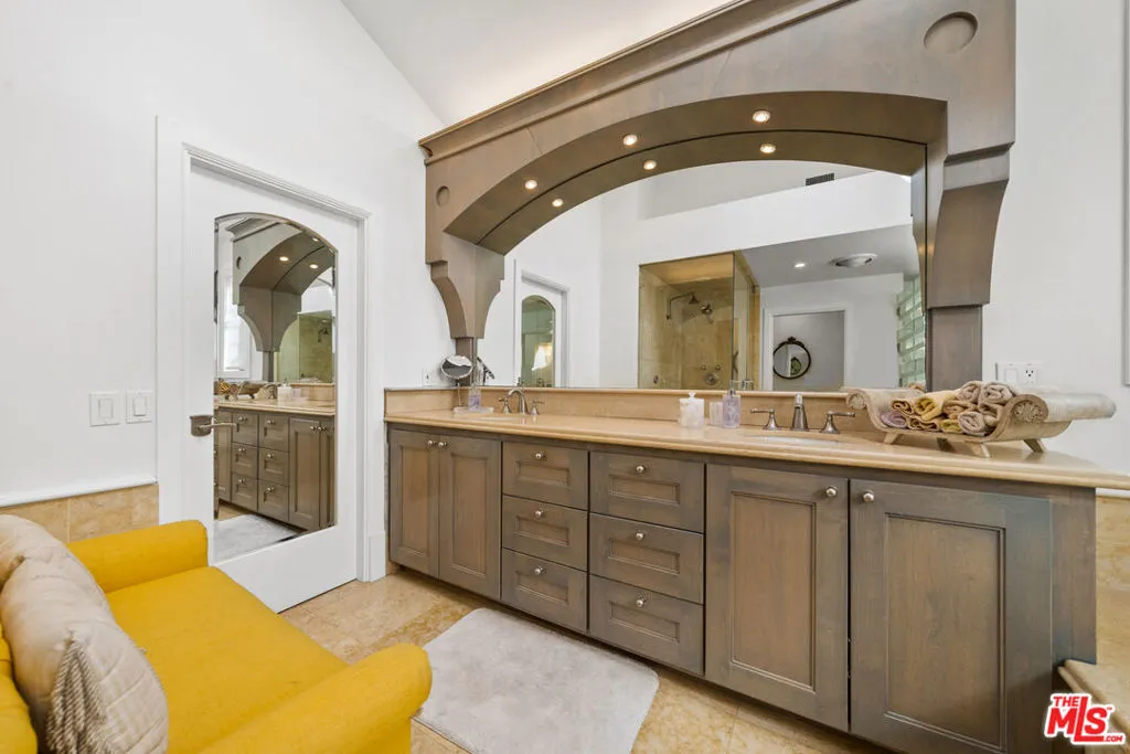 Calabasas, California 91302, United States, 5 Bedrooms Bedrooms, ,5 BathroomsBathrooms,Residential,Active,210008