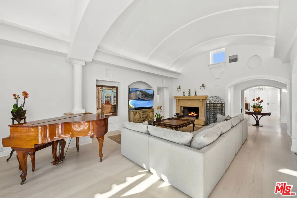 Calabasas, California 91302, United States, 5 Bedrooms Bedrooms, ,5 BathroomsBathrooms,Residential,Active,210008