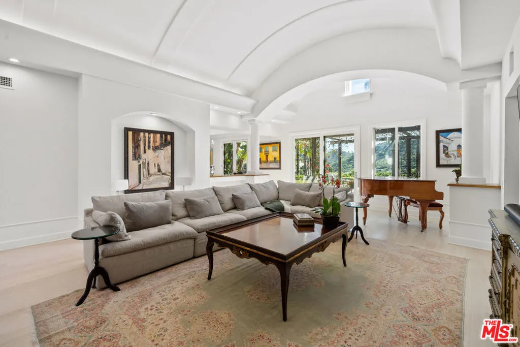 Calabasas, California 91302, United States, 5 Bedrooms Bedrooms, ,5 BathroomsBathrooms,Residential,Active,210008