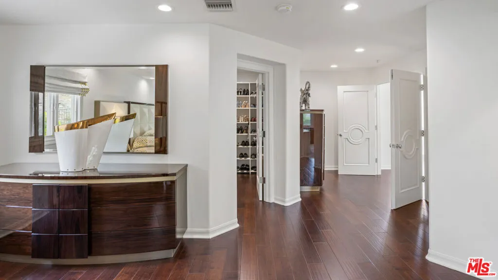 Westlake Village, California 91361, United States, 5 Bedrooms Bedrooms, ,6 BathroomsBathrooms,Residential,Active,216469