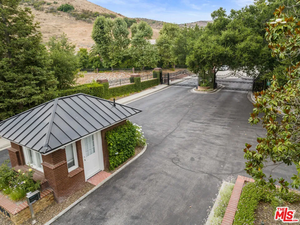 Westlake Village, California 91361, United States, 5 Bedrooms Bedrooms, ,6 BathroomsBathrooms,Residential,Active,216469