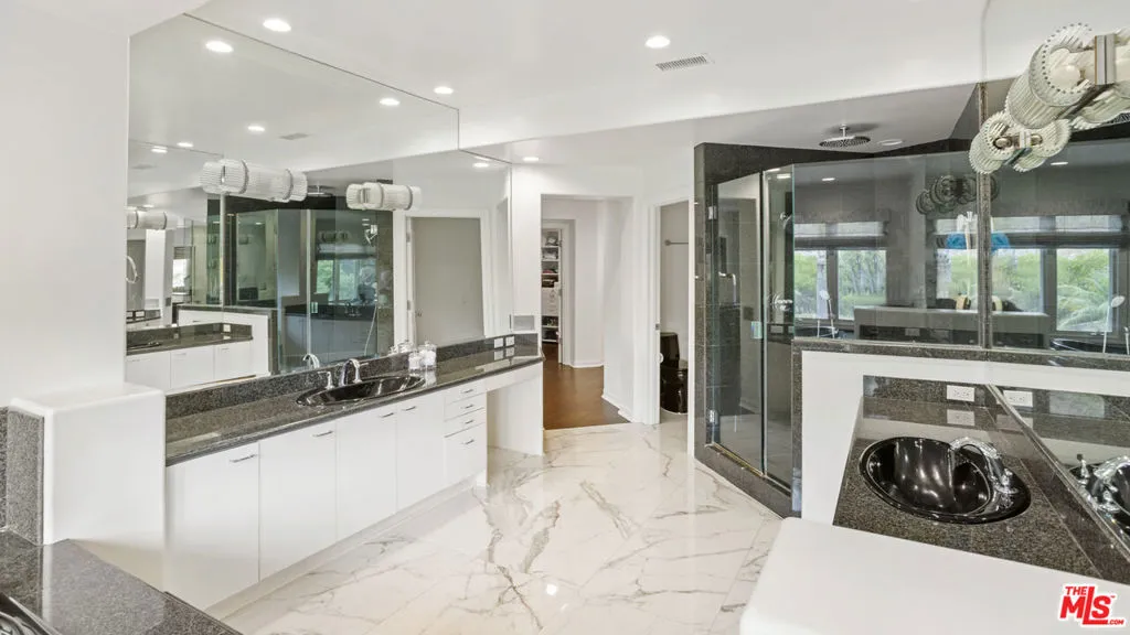 Westlake Village, California 91361, United States, 5 Bedrooms Bedrooms, ,6 BathroomsBathrooms,Residential,Active,216469