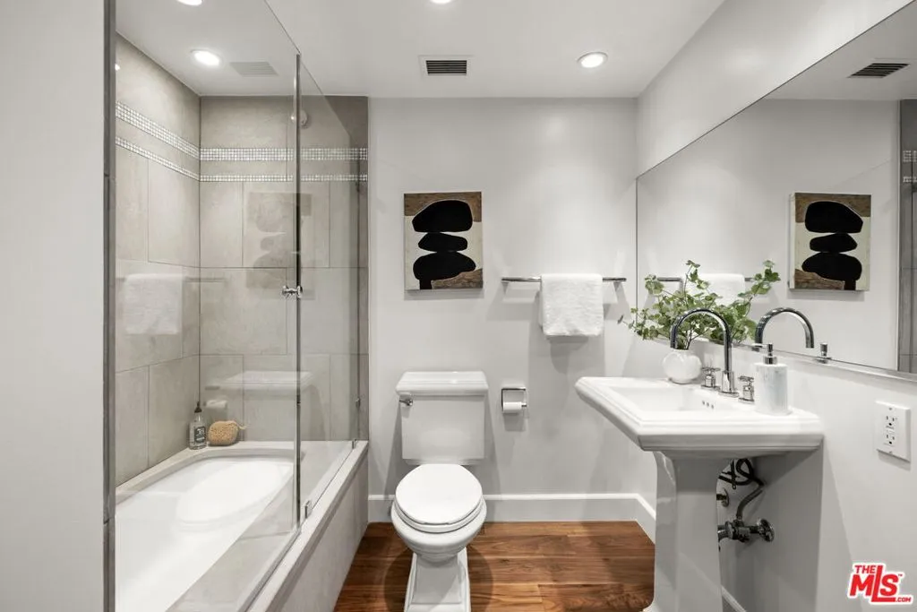 Los Angeles, California 90067, United States, 2 Bedrooms Bedrooms, ,2 BathroomsBathrooms,Residential,Active,240462