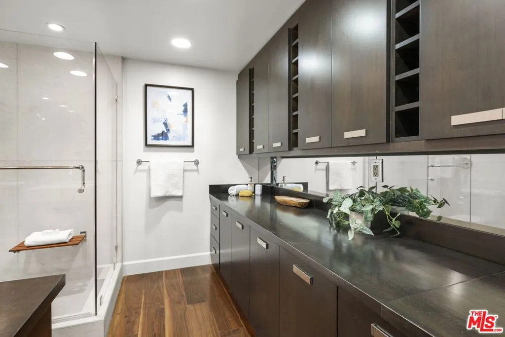 Los Angeles, California 90067, United States, 2 Bedrooms Bedrooms, ,2 BathroomsBathrooms,Residential,Active,240462