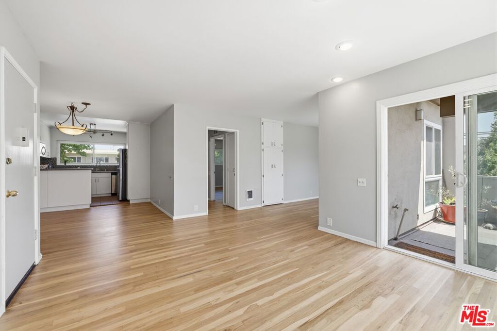 11120 Queensland Street D40