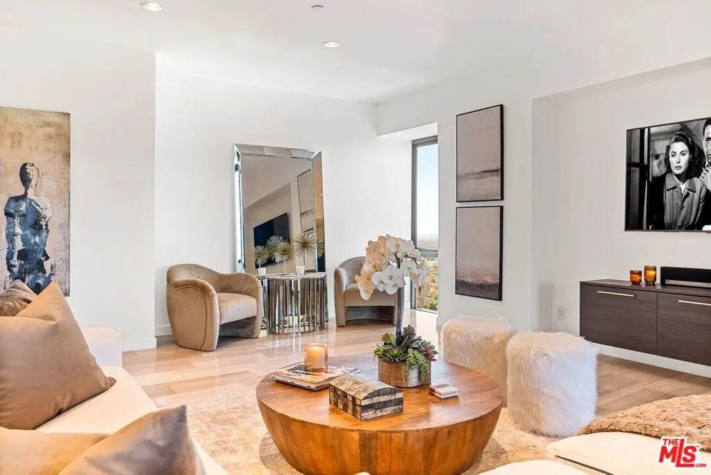 Los Angeles, California 90024, United States, 2 Bedrooms Bedrooms, ,2 BathroomsBathrooms,Residential,Active,205719