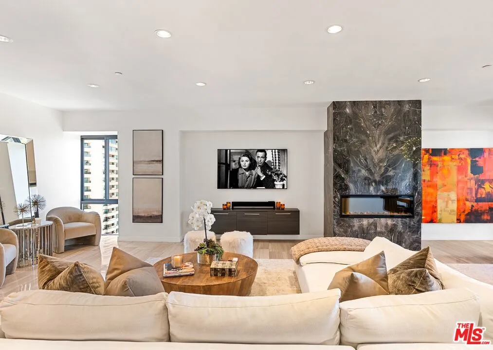 Los Angeles, California 90024, United States, 2 Bedrooms Bedrooms, ,2 BathroomsBathrooms,Residential,Active,205719